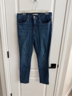 Women’s Blue Levi size 30 Skinny Jeans
